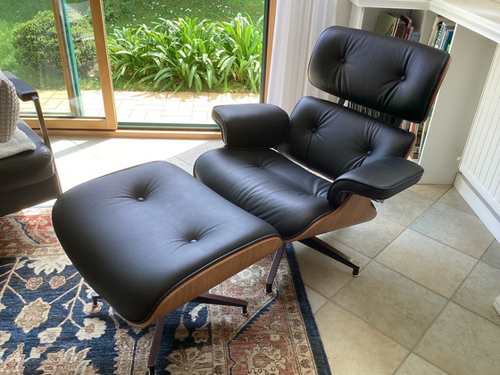 Image 1 of Fauteuil design en cuir noir et noyer