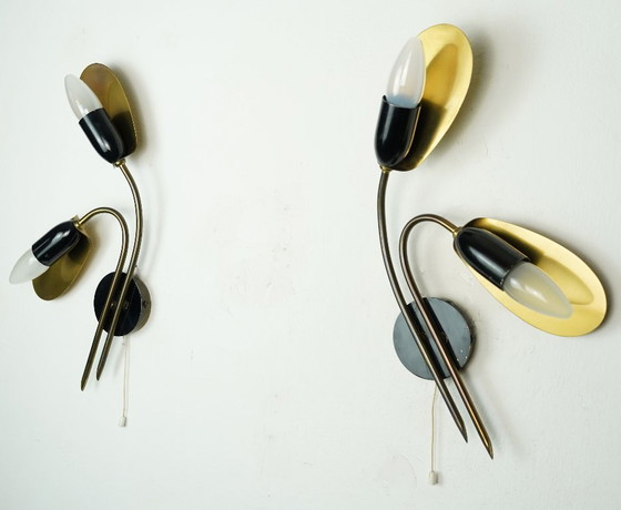 Image 1 of paar wandlampen uit de jaren 50 in mid-century stijl, gemaakt van messing en zwart metaal.
