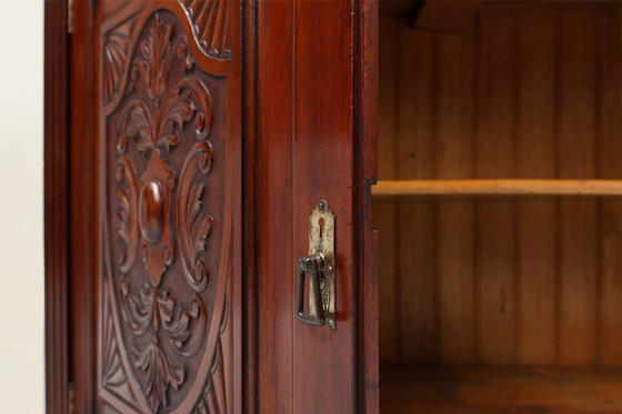 Image 1 of Vetrina o libreria in stile Art Nouveau in rovere con intagli e ante in vetro