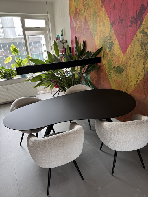 Prachtige zwarte eettafel met een organische vorm