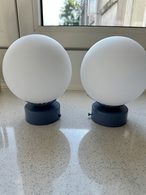 Paire de luminaires neufs pour plafond/applique murale, globe en opale bleu poussiéreux