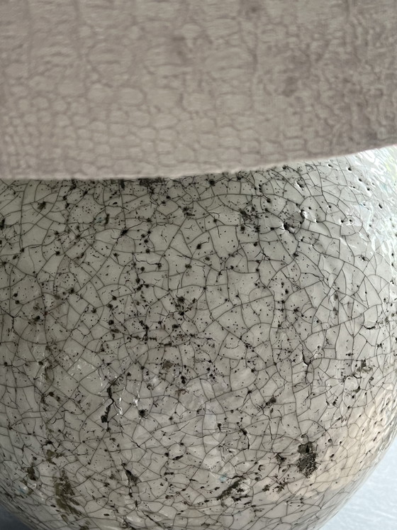 Image 1 of Schwere Tischlampe im Landhausstil mit beigefarbenem Samtschirm und schwerem Steingutfuß.
