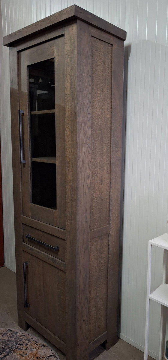 Image 1 of Robuuste vitrinekast van massief eiken, nieuw