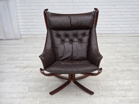 Image 1 of Années 1970, design norvégien de Sigurd Ressel, modèle de fauteuil lounge « Falcon ».