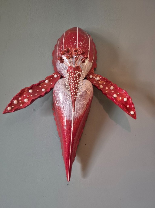 Questa scultura da parete raffigura un fiore moderno nell'ambito dell'arte contemporanea.