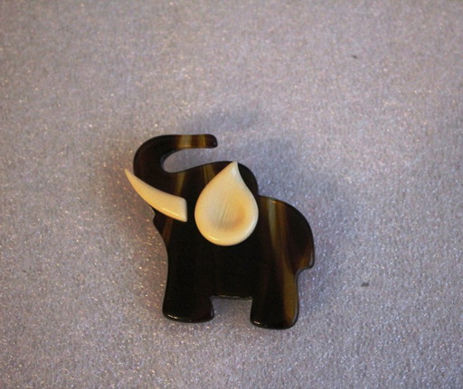Gran broche vintage de plástico con forma de elefante.