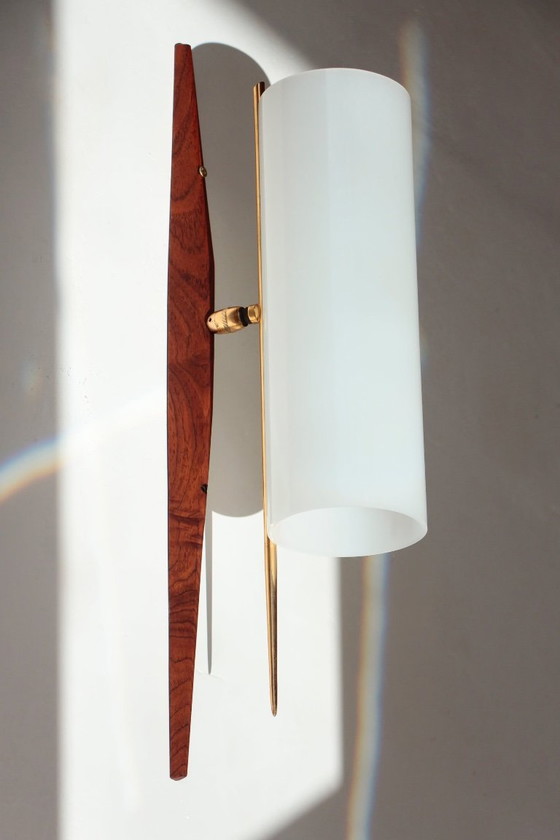 Image 1 of 4 Modernistische verstelbare wandlampen in teak en messing – 1950