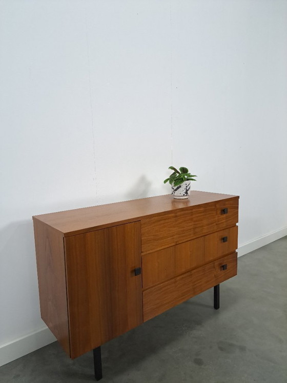 Image 1 of Zapatero con espacio de almacenamiento y tiradores negros.