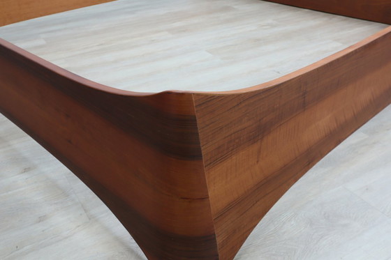 Image 1 of Italiaans bedframe uit de jaren 70 van gebogen walnotenhout met opbergruimte in het hoofdeinde.