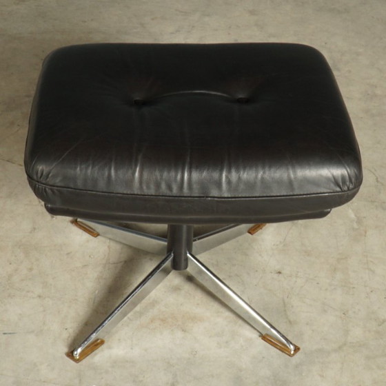 Image 1 of Fauteuil pivotant vintage en cuir avec repose-pieds – années 1970