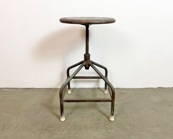 Image 1 of Tabouret pivotant industriel en fer, hauteur réglable, années 1960