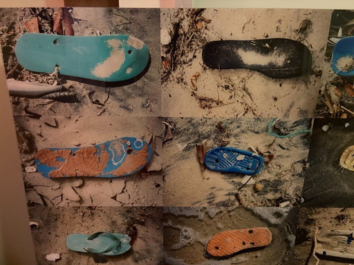 Fotocollage aangespoelde strandslippers