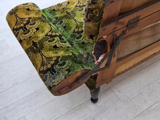 Image 1 of Deense tweepersoons slaapbank/bank met neerklapbare armleuningen uit de jaren 30, bekleed met groen meubelvelours.