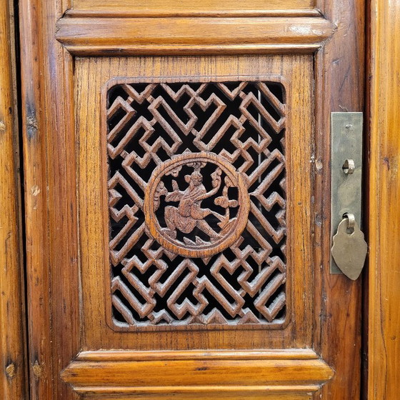 Image 1 of Mueble / Armario “Gabinete de erudito”, madera de olmo, trabajo de celosía, Dinastía Qing, s. XIX – China