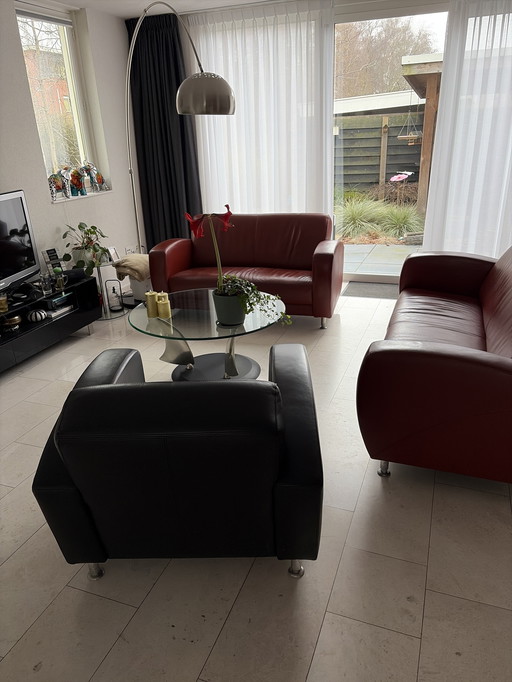 Conjunto completo de sofá de piel compuesto por un sofá de 2 plazas, un sofá de 2,5 plazas y un sillón independiente.