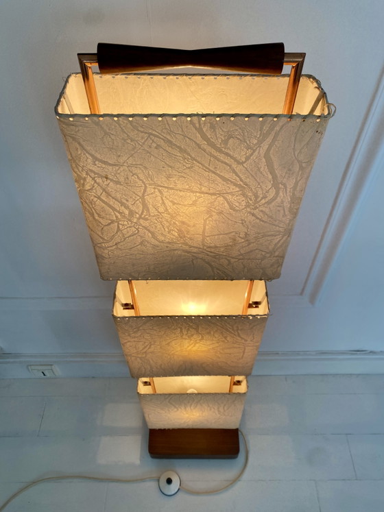 Image 1 of Lampadaire en bois et métal cuivré, abats-jour en parchemin.  
