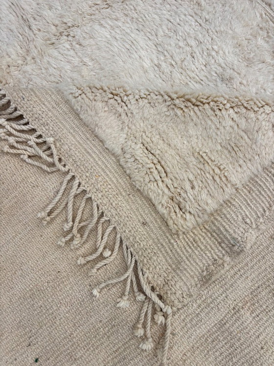 Image 1 of Extra groot Marokkaans Mrirt wollen tapijt 240x350 cm – Wit minimalistisch geometrisch ontwerp