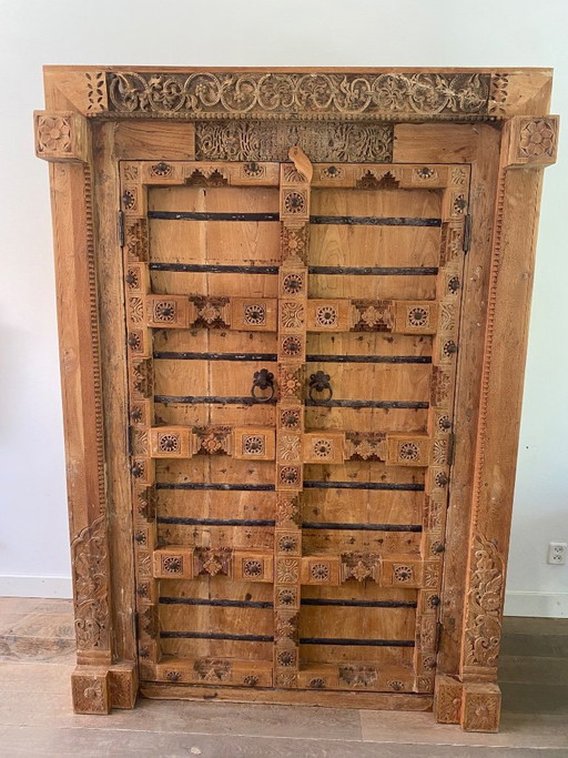 Puerta de entrada india de armario antiguo