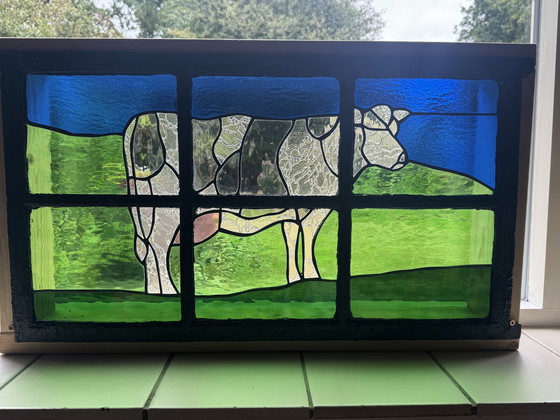Image 1 of Vetrata colorata con motivo di mucca - realizzata a mano nella finestra della stalla