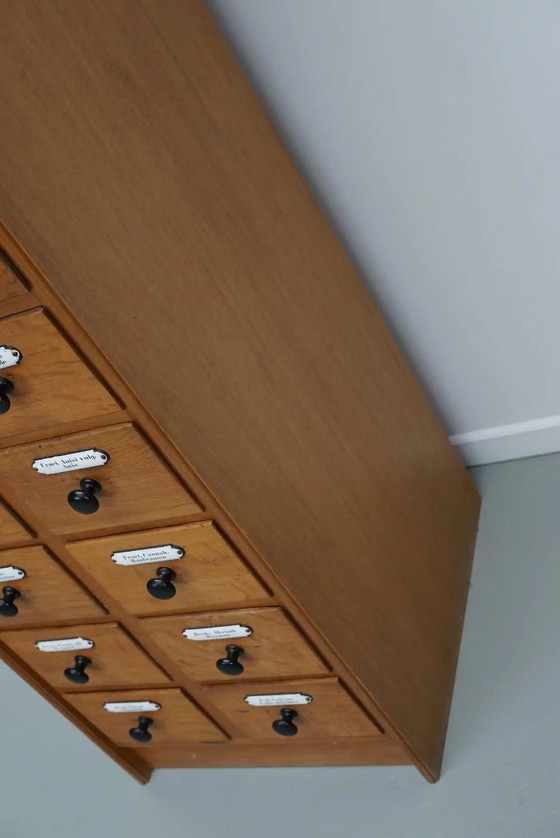 Image 1 of Botiquín alemán antiguo de roble con placas esmaltadas, años 40