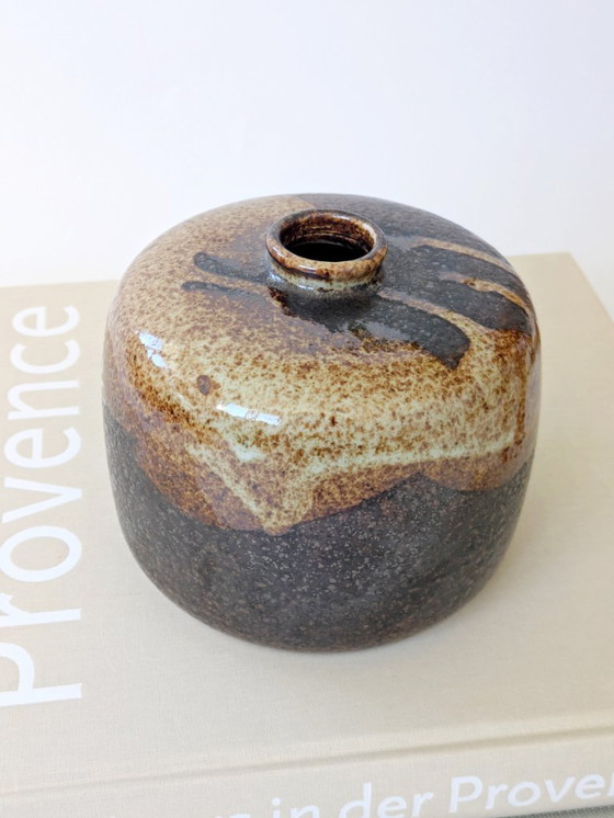 Image 1 of Vaso vintage rotondo in ceramica Studio Pottery |Smalto marrone e crema a goccia | Ceramica moderna del Medioevo