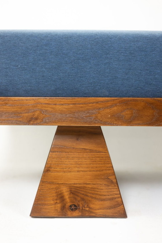 Image 1 of Bank aus Eschenholz mit gletscherblauem Samtbezug. Modern.