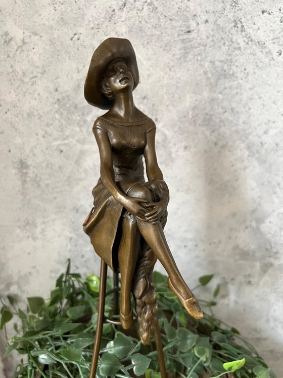 Image 1 of Élégante statue en bronze d'une femme portant un chapeau