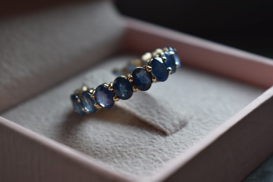 14k Yellow Gold Eternity Ring With 17 Oval Blue Sapphires (6.41 Ct) – G.C.I. Certified – no brand, Gifts (photo 3 of 9)