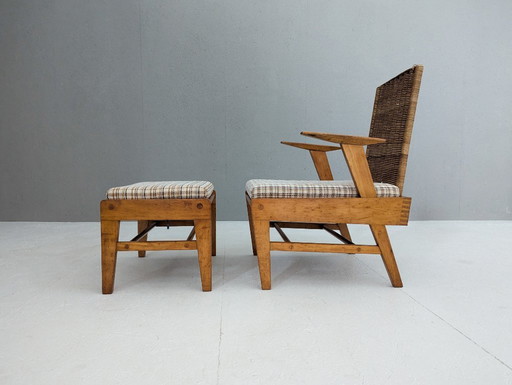 Sillón escultórico de haya y ratán con reposapiés de ÚĽUV, década de 1960