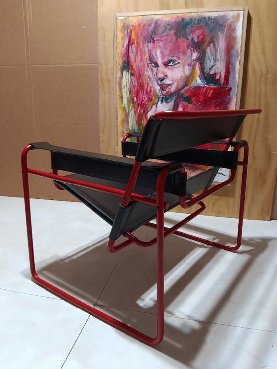 Image 1 of Bolso Knoll Wassily B3 rojo mate, nuevo-usado, en piel negra, de Marcel Breuer.