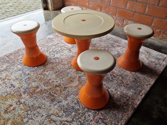 Image 1 of 70er Jahre Space Design Henry Massonet Set aus 4 Hockern und Beistelltisch