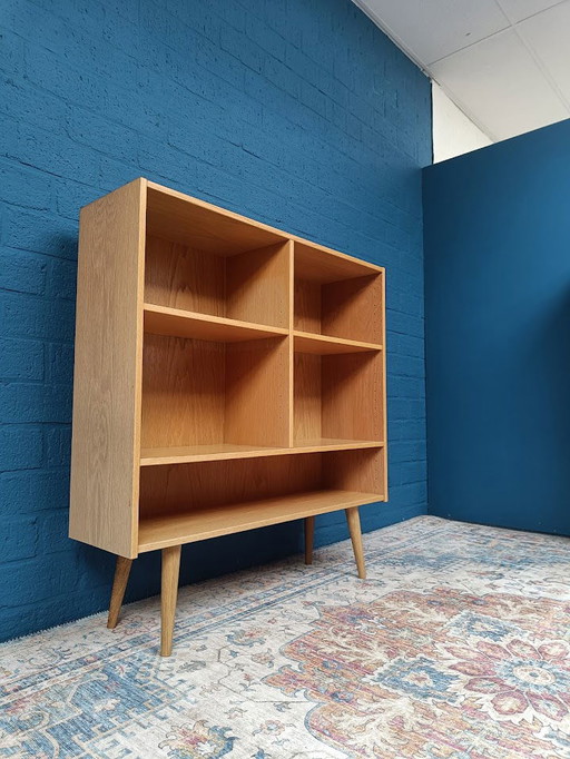 Libreria con scaffalatura vintage