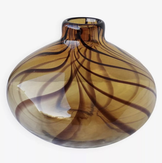 Image 1 of Vase En Verre Soufflé, À Motif Zébré, De Couleur Ambrée