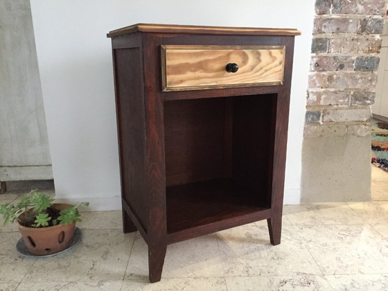 Image 1 of Nachtkastje met kompasvormige poten