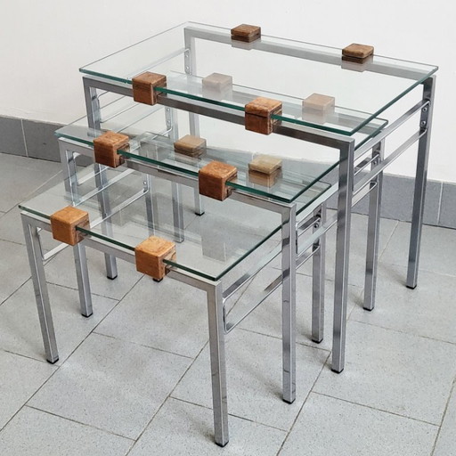 SET DI 3 TAVOLINI IMPILABILI SCANDINAVI VINTAGE ANNI '60 IN TEAK, ACCIAIO E VETRO ANNI '60