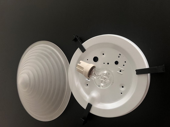 Image 1 of Lampadario vintage di grandi dimensioni – in vetro opalino a coste a forma di piramide