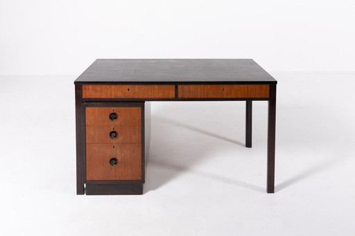 Scandinavisch bureau met ladenkast in walnootfineer, jaren 1960