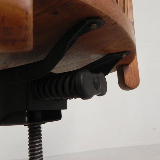 Silla de oficina de roble con sistema de muelles ajustable y regulación de altura, década de 1950. (photo 31 of 35)