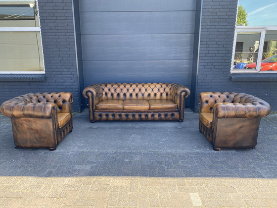 Image 1 of Magnifique ensemble de canapés Chesterfield vintage 3+1+1 places, brun doré