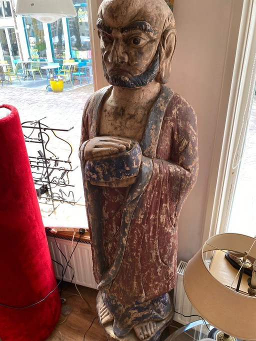 Estatua asiática de madera