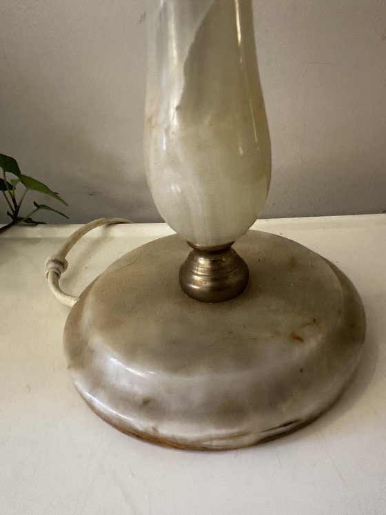 Image 1 of Lampe de table en albâtre avec détails en laiton
