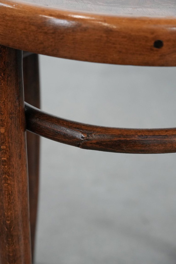 Image 1 of Tabouret ancien en bois courbé de style Thonet, datant du début des années 1900.