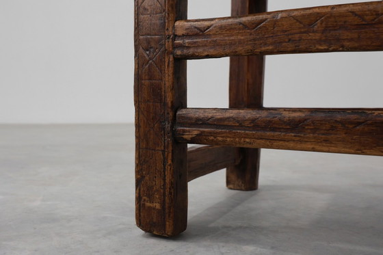 Image 1 of Spanischer, handgeschnitzter Eichenstuhl aus dem 19. Jahrhundert mit Velourssitz