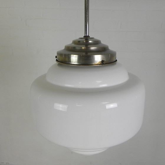 Image 1 of Lámpara colgante Art Déco con pantalla opalina escalonada, década de 1930.