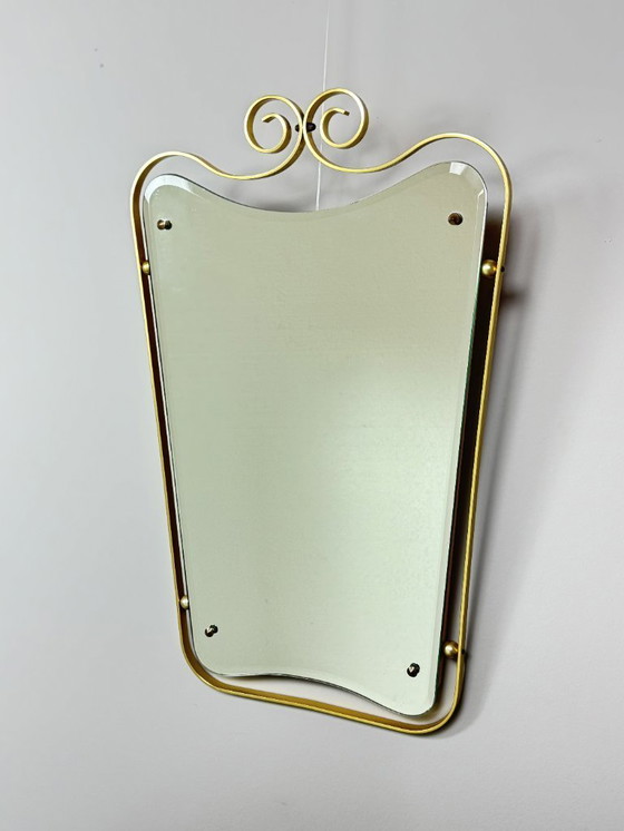 Image 1 of Grande specchio vintage con elegante cornice in ottone e vetro sfaccettato a forma libera, anni '60.