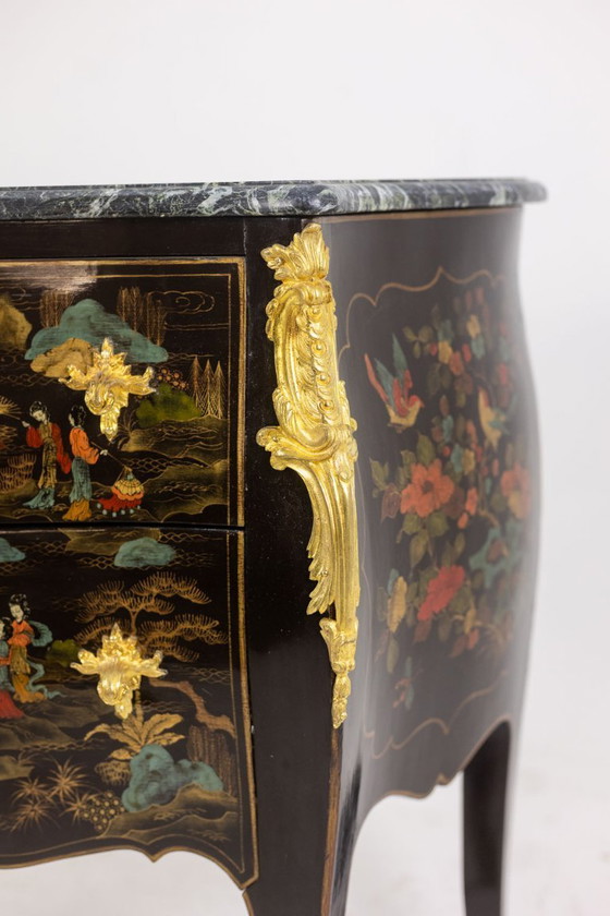 Image 1 of Commode sauteuse de style Louis XV en laque. Années 1950.