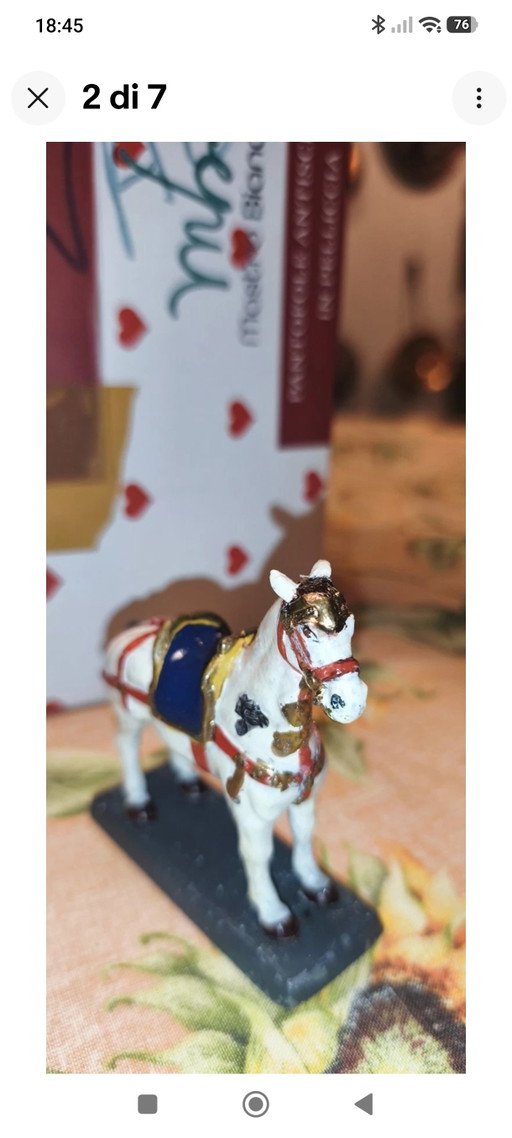 Caballo de metal en miniatura con el escudo de armas de los Carabinieri AA.C. – decoratieve objecten