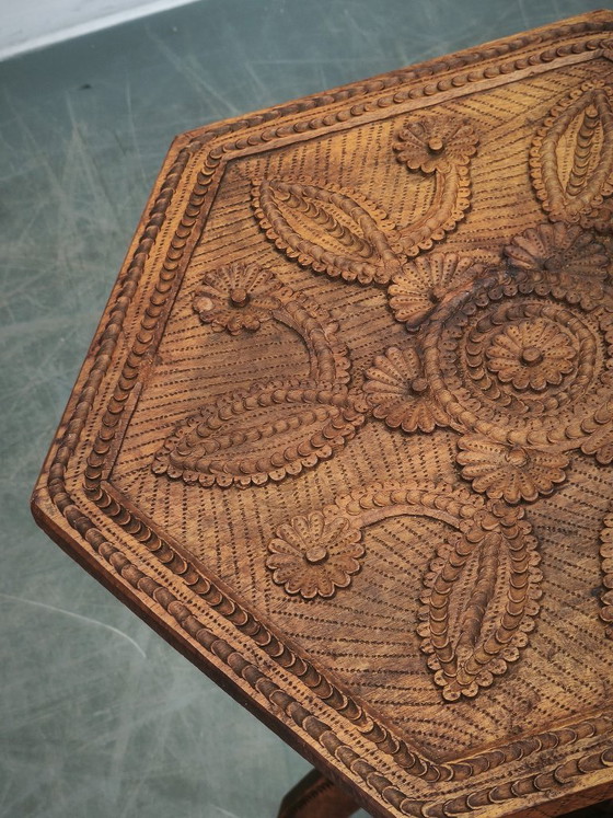 Image 1 of Handgesneden bijzettafel van beukenhout uit circa 1900, Midden-Europa.