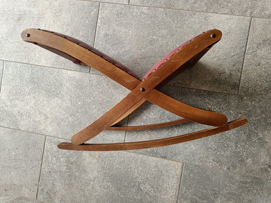 Image 1 of Tabouret à bascule vintage français en bois et skaï rouge, années 1970