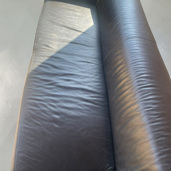 Mooie zwarte leren bank met RVS voetframe 2,55 meter breed – 3-5 zitsbanken, Leather (photo 4 of 5)